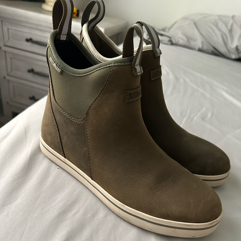 Unisex Leather Xtra Tuff Boots. Olive green. Women’s 9.5 or men’s 7